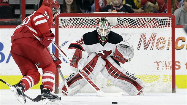 Na branke New Jersey Scotta Wedgewooda se t Jeff Skinner z Caroliny.