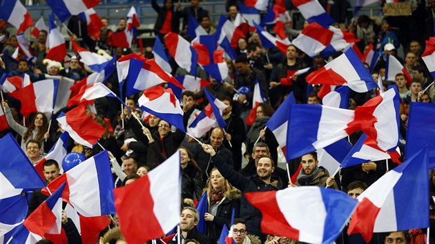 Fanouci podporuj francouzsk fotbalisty.
