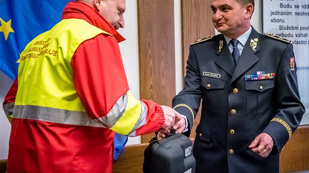 Policejn hldky v Hradeckm kraji dostaly automatizovan extern defibriltory. Zazen jim pjili zchrani (29.3.2016).