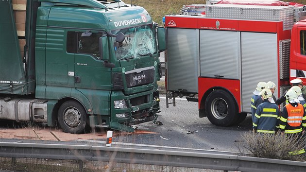 Na dlnici D5 u Plzn se stetl kamion osobnm autem. Tragick nehoda zkomplikovala provoz ve smru na Rozvadov. (29. bezna 2016)