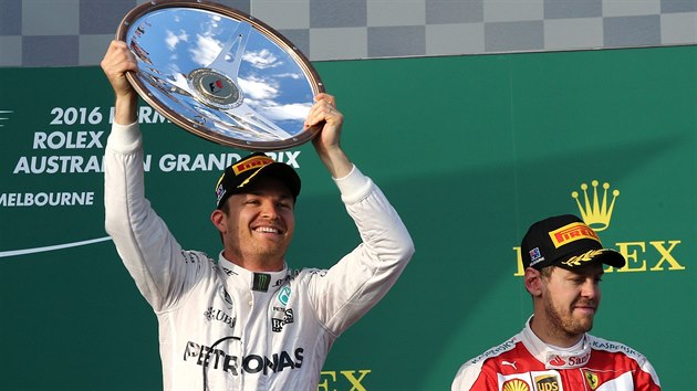 Nico Rosberg s trofej pro vtze Velk ceny Austrlie, v cli tet Sebastan Vettel uznale tlesk.