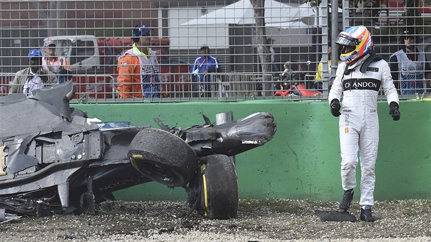 Fernando Alonso sleduje svj zcela zdemolovaný vz po kolizi s Estebanem...