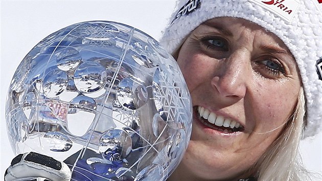 Rakousk lyaka Eva Maria Bremov s malm kilovm glbem za celkov triumf v obm slalomu Svtovho pohru.
