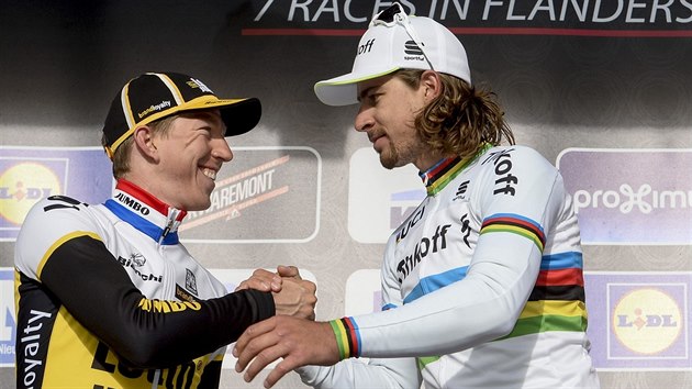 Peter Sagan (vpravo) pijímá gratulaci od druhého Belgiana Sepa Vanmarckeho.