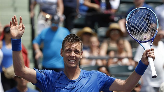 Tom Berdych se raduje z vhry nad Stevem Johnsonem.