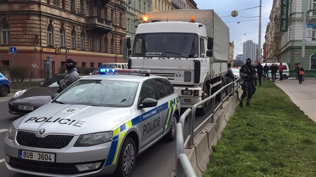 V ter se v Legerov ulici srazilo osobn auto s policejnm nkladnm vozem (22.3.2016)
