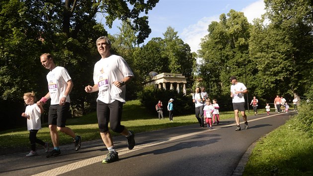 Pohled na astnky olomouckho plmaratonu, kter se v ulicch msta bel v ervnu 2015.