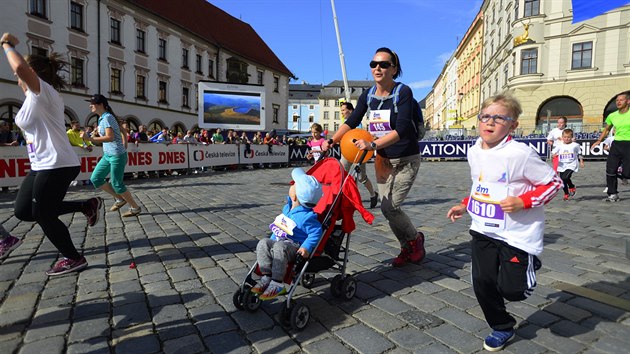 Pohled na astnky olomouckho plmaratonu, kter se v ulicch msta bel v ervnu 2015.