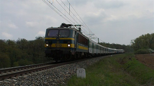 Prvn dovezen kus lokomotivy Class 12 jet v pvodnm ntru belgickch sttnch drah SNCB na zkuebnm okruhu ve Velimi.