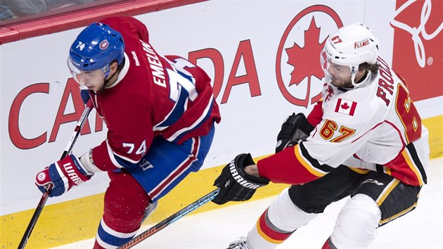 Alexej Jemelin (vlevo) z Montrealu a Michael Frolk z Calgary v souboji o puk.