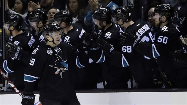 Tom Hertl prv skroval, jeho spoluhri ze San Jose mu blahopej.