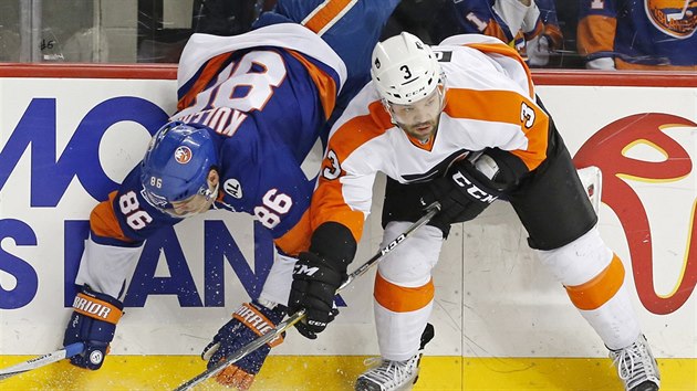 Radko Gudas (vpravo) z Philadelphie sr k ledu Nikolaje Kuljomina z NY Islanders.