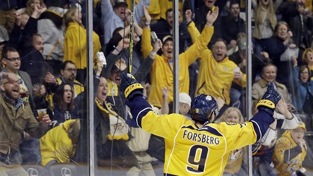 Filip Forsberg se ze svho glu raduje s fanouky Nashvillu.