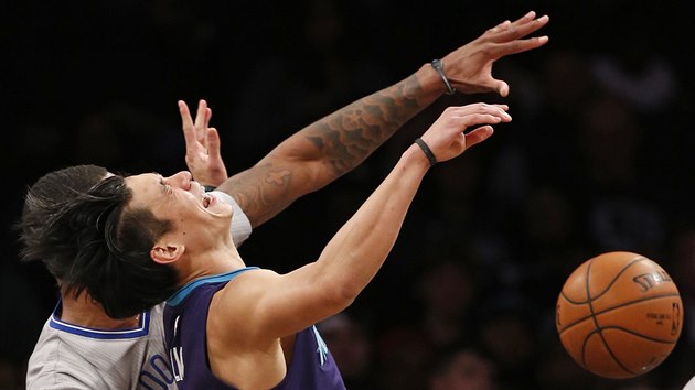 Jeremy Lin (v tmavm) z Charlotte se srazil s Rondaem Hollisem-Jeffersonem z Brooklynu.