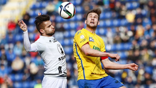 Zlnsk kapitn Tom Poznar (vpravo) bojuje v duelu s Olomouc.