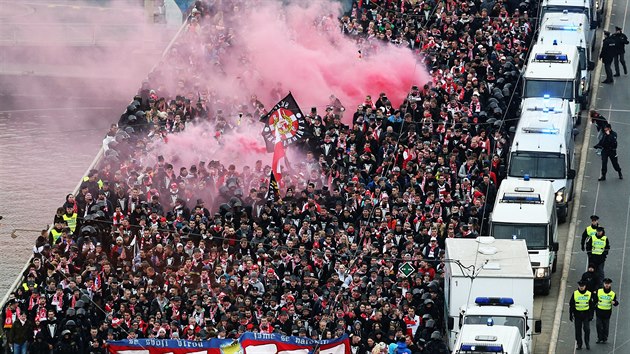 ERVENOBL PRVOD. Momentka z pochodu slvistickch fanouk na sparansk stadion