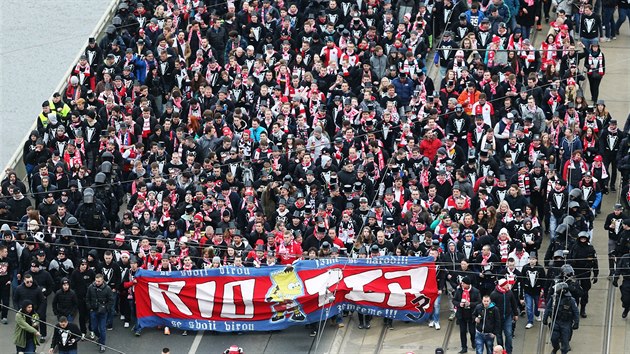 ERVENOBL PRVOD. Momentka z pochodu slvistickch fanouk na sparansk stadion