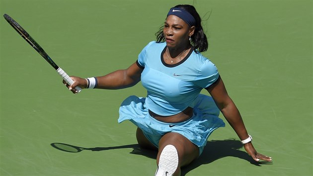 NA ZEMI. Serena Williamsov bhem finle turnaje v Indian Wells