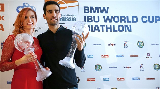 KRLOV BIATLONOV ZIMY. esk zvodnice Gabriela Soukalov (vlevo) a Francouz Martin Fourcade s velkmi kilovmi glby