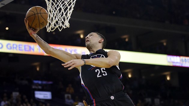 Austin Rivers z Los Angeles Clippers (v ernm) dv ko v duelu s Golden State.