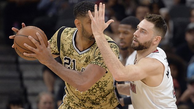 CHCI T ZASTAVIT DLAN. Josh McRoberts (vpravo) z Miami brn Tima Duncana ze San Antonia