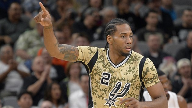 Kawhi Leonard ze San Antonia slav promnnou trojku v duelu proti Miami.