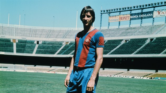 Johan Cruyff pzuje v dresu Barcelony.