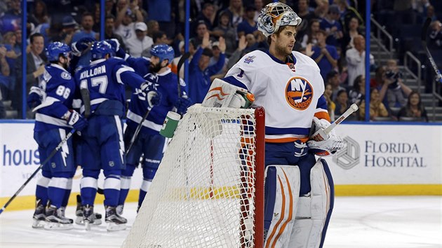 Smutn glman NY Islanders Thomas Greiss pot, co inkasoval branku od hokejist Tampy.