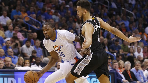 Kevin Durant (vlevo) z Oklahomy postupuje s mem, brn ho Kyle Anderson ze San Antonia.