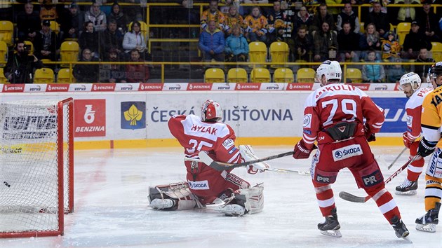 Slvistick glman Alexandr Hylk inkasuje gl, pihl Milan Mikulk ze Slavie a Rostislav Martynek z Litvnova (ve lutm).