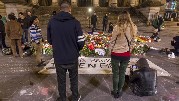 Na Place de la Bourse ped budovou bruselsk burzy postvaj a posedvaj men skupinky lid. Zapaluj svky, povdaj si, v jednu chvli se chyt za ruce a zanou zpvat.