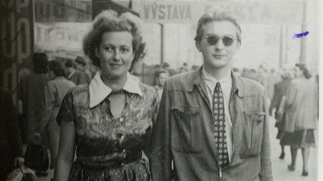 Honza Krejcarová (erná) a Egon Bondy v íjnu roku 1949.