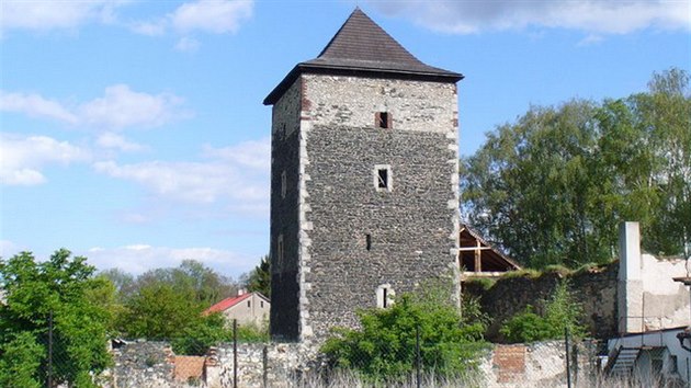 Loany, okres Koln. V obci Loany je na prodej zachoval gotick vovit tvrz z konce 14. stolet.