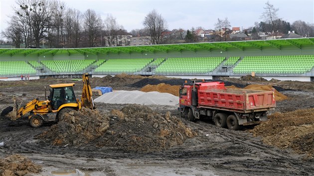 Karvinsk stadion m bt hotov v ervnu. Je na nm jet ale hodn prce.