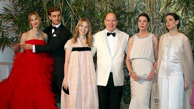 Pierre Casiraghi s manelkou Beatrice, princezna Alexandra Hanoversk,monack kne Albert II., princezna Caroline a Charlotte Casiraghi (Monte Carlo, 19. bezna 2016)