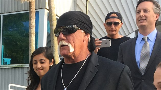 Hulk Hogan odchz od soudu (St. Petersburg, 21. bezna 2016).