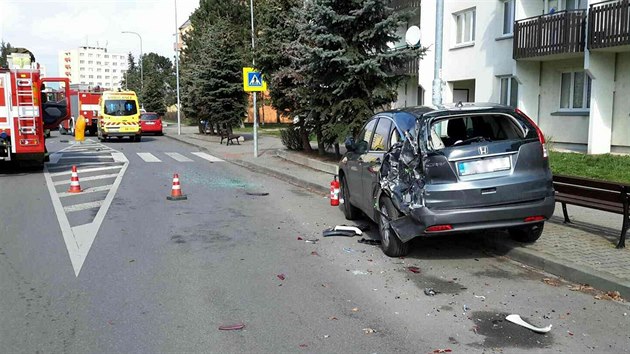 Devt osobnch aut nabouralo nkladn auto v Brn pot, co jeho idie vyadil z zen infarkt.