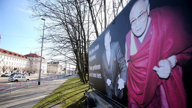 Billboard s dalajlmou a Vclavem Havlem v prask Evropsk ulici (28.3.2016).