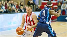 Momentka ze zápasu Pardubice (červenobílá) vs Kolín. Dušan Pandula (vlevo) a... Momentka ze zápasu Pardubice (červenobílá) vs Kolín. Dušan Pandula (vlevo) a...