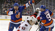 TUHÝ BOJ.  Ryan Strome (vlevo) z NY Islanders brání Ryana Dzingela z Ottawy....