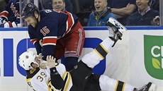 Tanner Glass z NY Rangers je na tom lépe ne Matt Beleskey z Bostonu.