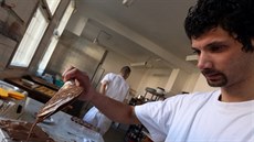 Jiří, klient Domu na půl cesty z Nebanic, míchá mléčnou čokoládu a vyrábí... Jiří, klient Domu na půl cesty z Nebanic, míchá mléčnou čokoládu a vyrábí...