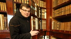 Kastelán Ondřej Cink vchází tajnými dveřmi do Richardovy knihovny. Na zámku je... Kastelán Ondřej Cink vchází tajnými dveřmi do Richardovy knihovny. Na zámku je...