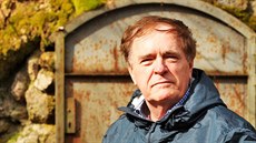 Karlovarský novinář Jaroslav Fikar ukazuje vchod do lesní jeskyně, kde se... Karlovarský novinář Jaroslav Fikar ukazuje vchod do lesní jeskyně, kde se...