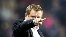 Trenér eské reprezentace Pavel Vrba udílí pokyny bhem zápasu se Skotskem.