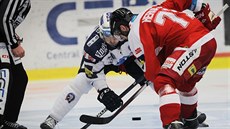 Jakub Lev (vlevo) a Adam Zeman (vpravo) v pátém utkání tvrtfinále play-off...