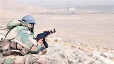 Asadovi vojáci pijídjí na okraj Palmýry, o kterou svádí tvrdé boje s...