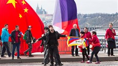 Na Hlávkv most pili i protestující s tibetskými vlajkami (28. bezen 2016)