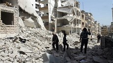 Asadovými silami vybombardovaná ulice Idlibu, duben 2015. Proto z msta...