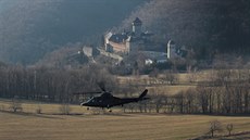 Belgický vrtulník A109 prolétá kolem hradu Sovinec na Bruntálsku bhem cviení...